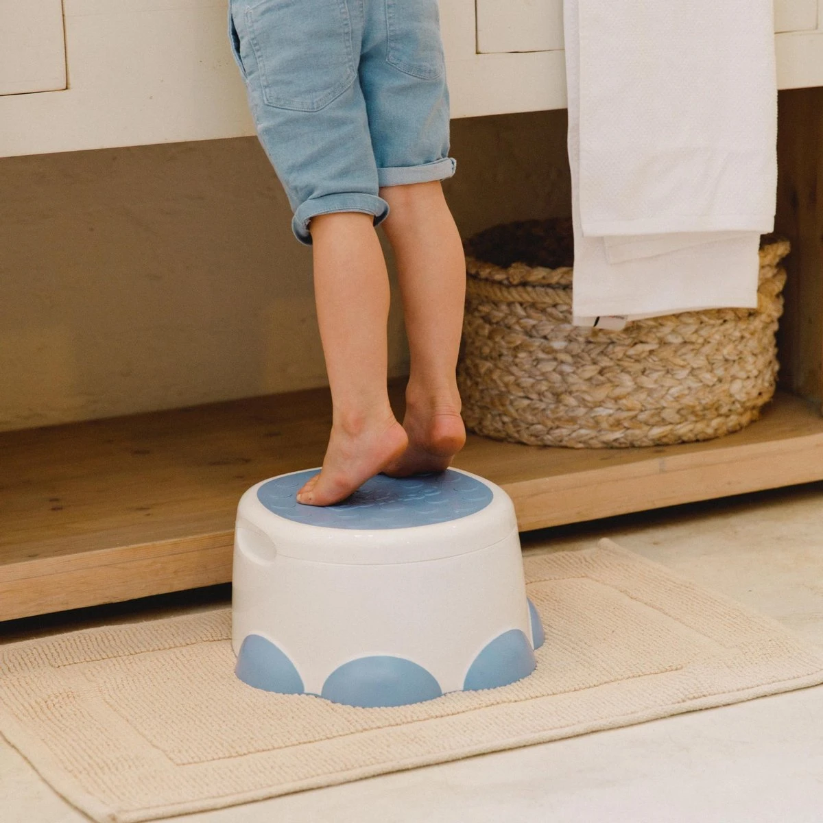Bumbo Step 'n Potty Powder Blue -Toilet Trainer- Brilverkleiner Met Opstapje -Toilet Bril Zitje - 3 In 1 WC Potje - WC Verkleiner - WC Zindelijkheids Training Voor Jongens/Meisjes - Urinoirs Voor Kind/Peuter Van 2 Tot 7 Jaar - Wit Met Blauw - Afbeelding 6