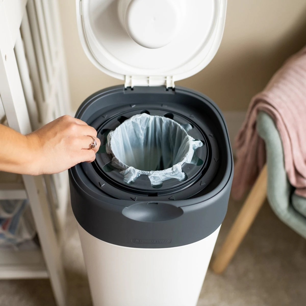 Tommee Tippee Twist & Click XL-luieremmer - Voor Maximaal 60 Luiers - Milieuvriendelijker Systeem - 1 Navulcassette - Duurzaam Geproduceerde Antibacteriële GREENFILM - Afbeelding 7