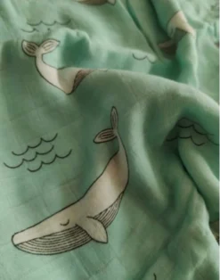 XL Eco Vriendelijk Bamboe - Hydrofiel Doek / Swaddle Blue Whale - 120 X 110 Cm - 70% Bamboe, 30% Biologisch Katoen - Inbakerdoek - Swaddle - Hydrofiele Doek - Inbakerdeken - Hydrofiele Luier - Multidoek - Ecobabyshop - Walvis - Mint Groen - Baby